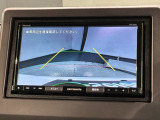 リバースギアに入れるだけで後方の表示へ切り替わります。夜間や雨の日の駐車も楽になりますよ。