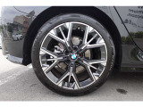 【BMWアロイホイール】軽量かつ強度に拘ったアロイホイール。走行性能ポテンシャルを引き出す設計。タイヤのサイドウォールが強化されたランフラットタイヤは、パンク時にタイヤがつぶれてもリムから外れません。