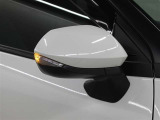 サイドターンランプ付きドアミラー。車両のドレスアップと右左折時の被視認性を兼ね備えたお洒落なミラーです。