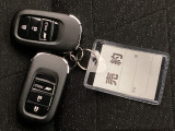 家族やパートナーと個別に持てるため、貸し借りの手間がなくスムーズに乗車できます。また、メインキーを自宅に置いたまま、もう一方をサブとして常に鞄に入れておけるため、持ち出し忘れを防げる点も便利です。