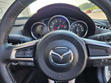 【ステアリングスイッチ】ステアリングスイッチは運転姿勢や視線を崩さずに操作が可能です。左側にはオーディオ類があります。