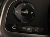 ステアリング左手側にオーディオ関連のコントロールスイッチを配置しています。操作時は視線を逸らすことなく運転に集中できます。
