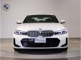 BMW代表的な特徴のキドニーグリル。BMWのすべてのモデルに採用され、BMWらしさを強調しております。