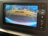 【バックカメラ】駐車時に後方がリアルタイム映像で確認できます。大型商業施設や立体駐車場での駐車時や、夜間のバック時に大活躍!