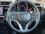Hondaセンシング搭載ミリ波レーダーと単眼カメラで、クルマの前方の状況を認識。ブレーキやステアリングの制御技術と協調し、安心・快適な運転や事故回避を支援する先のシステムです