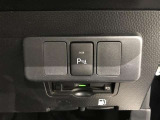 障害物に近づくと、警告音(ピーピー音)やディスプレイ表示で運転者に知らせ、安全な駐車をサポートします。