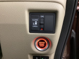 左側電動スライドドアは運転席からでも操作ができるように、ハンドル付近に開閉の操作スイッチが付いています。