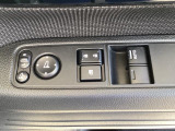 ドアミラーのスイッチは運転席ドアにあります。