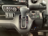 【eコンスイッチ】低燃費運転をサポートするECONモード。スイッチをONすると、エンジンやトランスミッション、A/Cなどを協調制御し、燃費の向上に貢献。エコドライブの効果を高めます。
