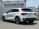 Audiのリヤディフューザーは、車両の後方での空気の流れを整え、乱流を減少させることで、走行安定性を向上させます。またスポーティで洗練された外観を提供し、全体のスタイルに一体感を持たせます。