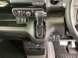 足元スッキリ、インパネシフトです。パーキングブレーキはフットブレーキタイプなので、運転席と助手席の間がスッキリしています。