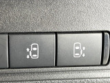 【ハンズフリー機能付き両側パワースライドドア】スライドドアの下に足先を入れてすぐ引くと、自動的にスライドドアが開閉します!荷物で両手がふさがった状態でも、ドアの開閉ができてとっても便利!