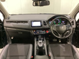 車内は光触媒抗菌消臭施工済です。スタイリッシュなデザインでスポーティなインパネ周りを演出します。グローブボックスやカップホルダーのほかにトレーなどたくさんの収納スペースが付いています。