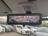 【インテリジェントルームミラー】車両後方のカメラ映像がミラー(液晶画面)に写るので、後席の人や荷物が写りこみません。夜間や悪天候でも視界が良好です♪
