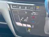 【オートエアコン】一度お好みの温度に設定すれば、車内の温度を検知し風量や温度を自動で調整。暑い&hellip;寒い&hellip;と何度もスイッチ操作をする必要はありません。快適な車内空間には必須の機能ですね♪