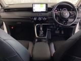 車内は光触媒抗菌消臭施工済です。スタイリッシュなデザインでスポーティなインパネ周りを演出します。グローブボックスやカップホルダーのほかにトレーなどたくさんの収納スペースが付いています。