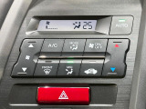 【オートエアコン】一度お好みの温度に設定すれば、車内の温度を検知し風量や温度を自動で調整。暑い&hellip;寒い&hellip;と何度もスイッチ操作をする必要はありません。快適な車内空間には必須の機能ですね♪