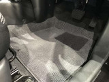 内装工程では、中古車を気持ちよくお乗りいただけるよう清掃しています。ニオイの元となるフロアカーペットまで洗浄・消臭済み?