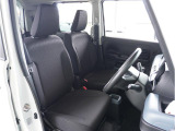 【清潔感のある運転席&助手席】隅々までクリーニングの行き届いた運転席&助手席。目立ったシミや汚れ等もございません。