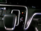 インパネシフトだから視線の移動も少なく足元もスッキリ。運転席もゆったりしているのでゆとりを持ってドライブできますね。
