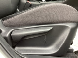 運転席にはドライバーの体型や好みに応じて前後方向だけでなく、高さの調整ができるシートリフターを装備!