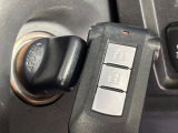 【スマートキー】カバンやポケットに入れたままでもドアの施錠・解錠が可能なスマートキーを装備。エンジンのオン・オフ時もカギを取り出す必要が無いからとっても便利です♪
