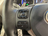 ステアリングスイッチ付きで、運転中に視線を前に向けたまま操作できます。
