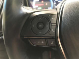 【ステアリングスイッチ】運転中に視線を前に向けたまま画面の操作できます。