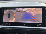●サラウンドビューカメラ『車両の4つのカメラから得た映像を合成し、上空から眺めているような映像をモニターに映し出します。車両周辺の歩行者や障害物などの発見に役立ちます。』