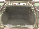 ラゲッジも広く使いやすいトランクは、開口部も広く荷物の積み下ろしもしやすいお車となっております。リアシートの背もたれは6:4の割合で分割して可倒できるので、長いお荷物などを載せることもできます。