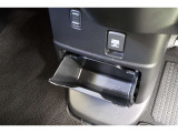 センタークラスターには大きめのボックス収納を装備しています。取り外しが出来るのでダストボックスとして使用しても便利ですよ。