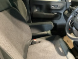 アームレストは、運転中の腕をしっかりと支えることで、疲労を大きく軽減してくれます。