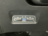 ハンドルの左下にETCがついています。高速道路の料金所の通過も楽々です。 カードの取り出しもしやすい場所についています。