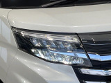 【LEDヘッドライト】悪天候や夜間走行時も良好な視界を確保し安心して運転できる高輝度LEDヘッドライトを装備!点灯速度が早く、消費電力も抑えられています。