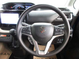運転が楽しくなる明るく開放的な運転席まわりです。クルーズコントロール付きで高速など速度を一定に保ってくれます