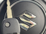 【キーレス】少し離れた場所からでもボタン一つでドアの開錠・施錠ができるのでとっても便利!ドアの鍵穴周りに傷をつけることもありません♪