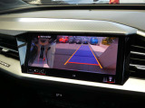 ●車両の4つのカメラから得た映像を合成して、まるで上空から眺めているような映像をナビモニターに表示し、車両周辺にある障害物や歩行者などの発見をサポートする機能です。