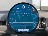 円形有機ELセンターディスプレイ、ミュージックサーバー、Bluetooth、ハンズフリーフォン付。
