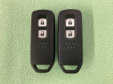スマートキーを装備しています。鍵を差し込むことなくドアロックの開け閉めと、スタートボタン操作でのエンジンスタートができます。スペアキーも同じものを用意しております。