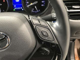 ステアリングスイッチ付きで、運転中に視線を前に向けたまま操作できます。