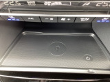 携帯電話の機種にもよりますが置くだけで充電が可能です。