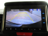 バックカメラの画像です。ガイドラインがスムースな車庫入れをサポートいたします。車庫入れの安心感がアップしますね。