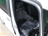 程よい硬さとホールド性が高いシートで長時間運転も快適です。