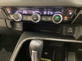オートエアコンがついてます。左右独立で温度設定のできるデュアルオートエアコンです。パネル内のシートヒータースイッチは前席の左右別々に温度設定ができます。