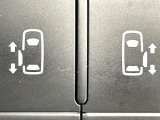 【ハンズフリー機能付き両側パワースライドドア】スライドドアの下に足先を入れてすぐ引くと、自動的にスライドドアが開閉します!荷物で両手がふさがった状態でも、ドアの開閉ができてとっても便利!
