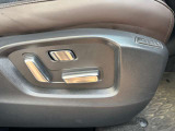 運転席は10Wayの電動シートになっています。ドライバーの体格に合わせたドライビングポジションを設定出来ます。また、2人分のポジションをメモリー出来るのでいつでも自分のポジションに戻せます♪
