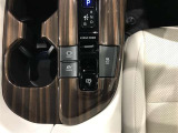 【電動パーキング】ボタンひとつでパーキングON。女性の方や運転に慣れていない方にも安心.【ブレーキホールド】信号待ちや渋滞時にブレーキを踏み続けなくてOK。