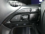 ステアリングスイッチ付き。手を離さずにさまざまな操作が可能です。