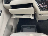 助手席シート下にもうれしい収納スペースを確保☆常備したいものの収納に便利です!