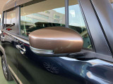 ウィンカーがドアミラーに内蔵されています。ドレスUP効果が主ですが、周りの車からも気づいてもらい易いので、安全性もにも繋がっています。